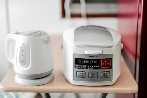 a mixer and a blender sitting on a table at Yoshi do Kulnn2Close to USJ Expo and direct access to Kansai Airport Kyocera Sports Museum Namba吉徳家庭旅館2近USJ空庭菓匠温泉萬博会海游館難波梅田關西空港直達京セラドーム in Osaka