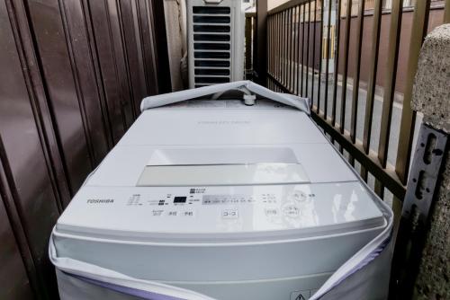 a mattress in a carrier in a cage at Yoshi do Kulnn2Close to USJ Expo and direct access to Kansai Airport Kyocera Sports Museum Namba吉徳家庭旅館2近USJ空庭菓匠温泉萬博会海游館難波梅田關西空港直達京セラドーム in Osaka