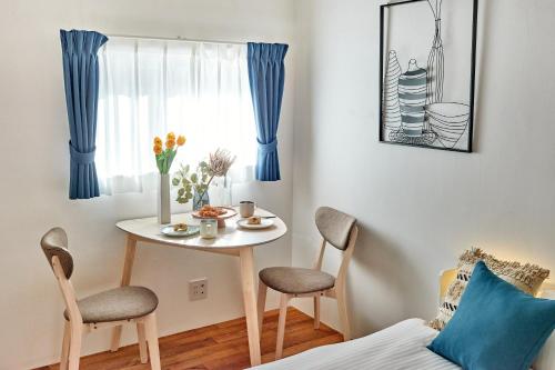a small table and chairs in a room with a bed at Spacious House for 2people 7min Ohanajaya Sta 14min Skytree 19min Asakusa 20min Ueno Comfortable Stay Tokyo HANACHO お花茶屋 ゆったり2名 Gato Ohanajaya in Tokyo