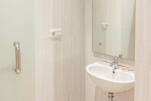 巨港TwoSpaces Living at KR Hotel的浴室里有洗手池和镜子