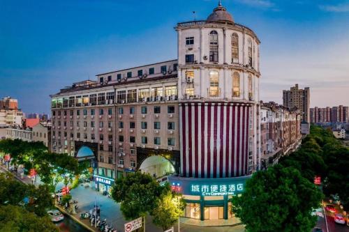 Πισίνα στο ή κοντά στο City Comfort Inn Shaorao Poyang