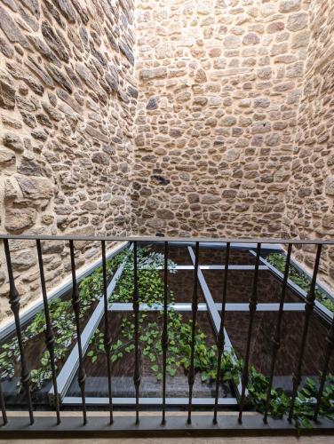a staircase in a building with a brick wall at Vivienda de Uso Turístico Doña Urraca in Fermoselle