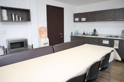 a kitchen with a table and chairs in a room at Habitación privada con TV Polanco Hab 4 in Mexico City
