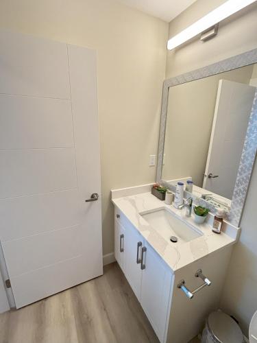 Un baño de Cozy Suite in Prince George