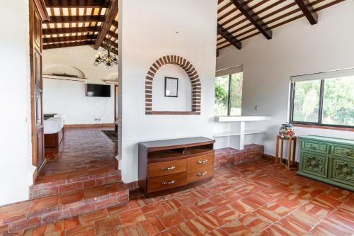 アヒヒクにあるANANA Rancho San Rafael | 3 BR & private porchのシンクと机が備わった広い部屋