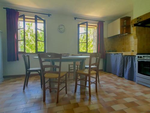 A kitchen or kitchenette at Gîte Fonfroide, Drome Provençale