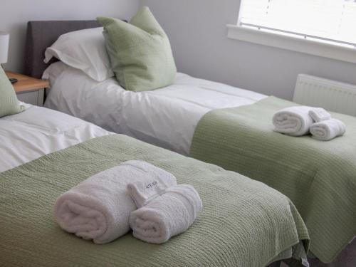 Una cama o camas en una habitación de 2 Mote View- Uk37496