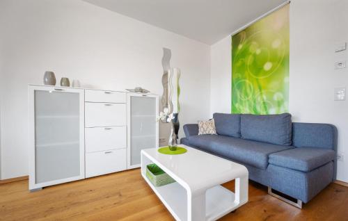 ペルトシャッハ・アム・ヴェルターゼーにあるFerienwohnung Pörtschach 52M²の青いソファとテーブルのあるリビングルーム