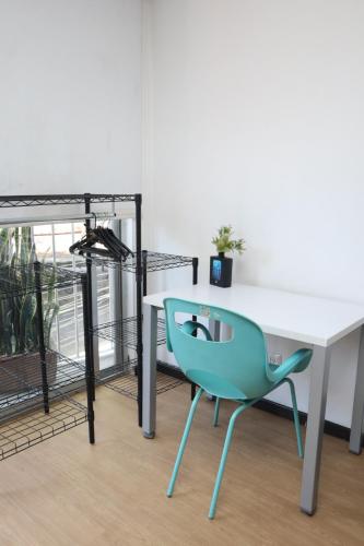 a desk and a blue chair in a room at Hermosa Habitación con balcon cama mat y litera Polanco in Mexico City