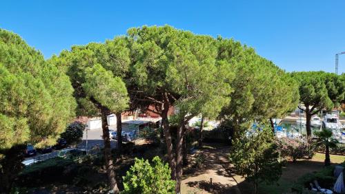 Studio cabine climatisé et loggia au calme avec linge et parking inclus