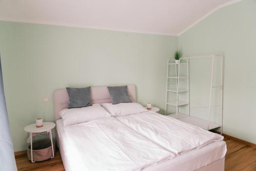 Кровать или кровати в номере Urban Boutique Apartments - SELF CHECK-IN
