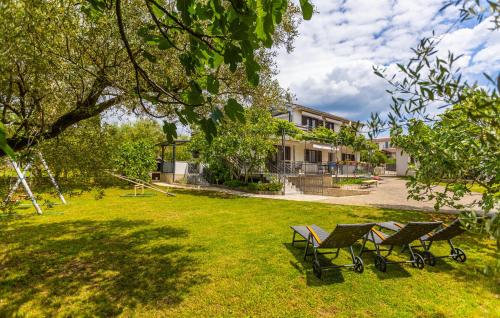 3 Bedroom Cozy Apartment In Malinska