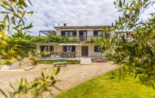 Gorgeous Apartment In Malinska