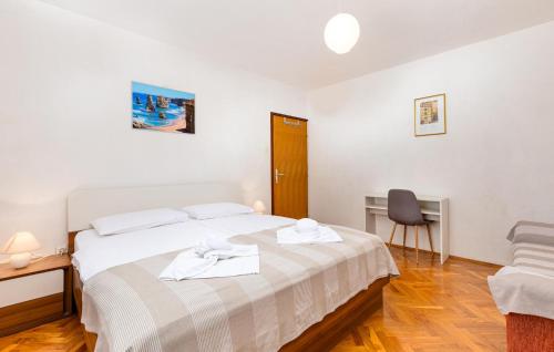 Gorgeous Apartment In Malinska