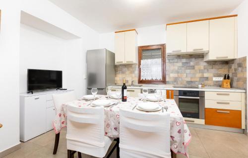 Gorgeous Apartment In Malinska