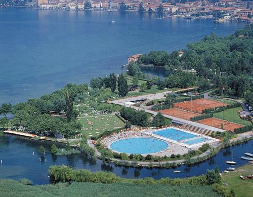 une vue aérienne d'un complexe hôtelier avec deux piscines dans l'établissement Residenza degli Ulivi, Green House with Pool at Sassabanek, à Iseo