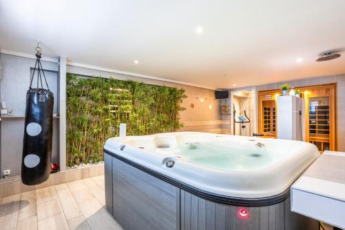 Ένα μπάνιο στο Gîte Nolan spa sauna 20m Puy du Fou