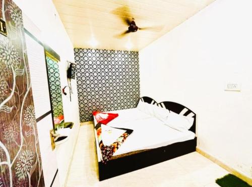 a room with a bed with a spider on the ceiling at Hotel Aliza Palace Ajmer AC OR NON AC ROOM in Ajmer