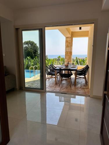Kolam renang di atau dekat dengan MyCyprusStay - Jo's Sunny SeaView Villa