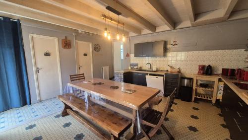 Η κουζίνα ή μικρή κουζίνα στο Le CHALET AUX CERFS