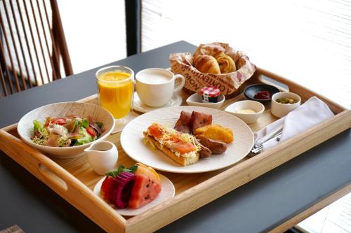 a tray of breakfast foods and drinks on a table at POKKEI Hotel Shaoxing in Shaoxing