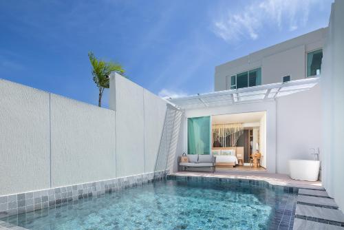 a swimming pool in the backyard of a house at U Hua Hin in Cha Am