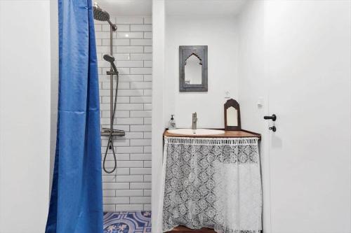 une salle de bain avec un lavabo et un miroir dans l'établissement 1023-Stege-Kaerhogevej-34, à Stege