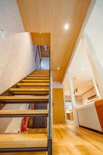 an attic room with two bunk beds and a staircase at 箱根 望湖 箱根中心 神社 海賊船徒歩圏 in Hakone