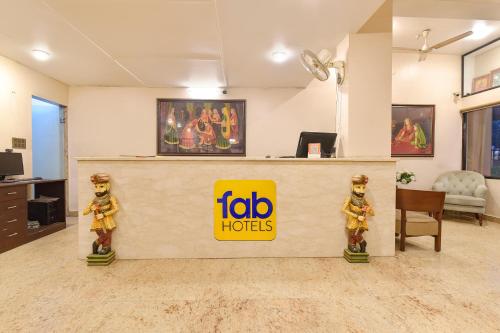 TV a/nebo společenská místnost v ubytování FabHotel Shikha