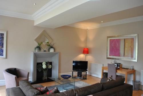 sala de estar con sofá y TV en Dreamhouse Apartments Glasgow West End en Glasgow