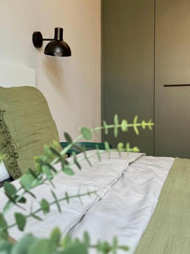 a bedroom with a bed with a lamp on it at Apartamenty 1M11 Centrum - opcjonalne miejsce parkingowe, dostęp na kod, NETFLIX in Łódź