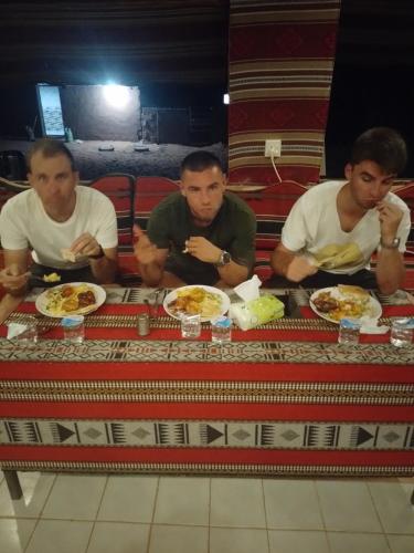Makanan di atau berdekatan hotel