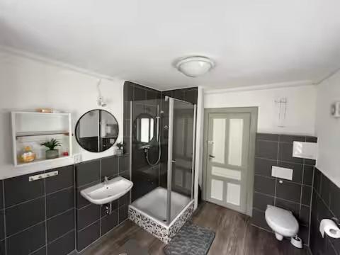 un baño con lavabo y ducha en Haus Harald, en Tysnes