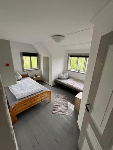 a room with two beds and two windows at Haus Harald in Tysnes