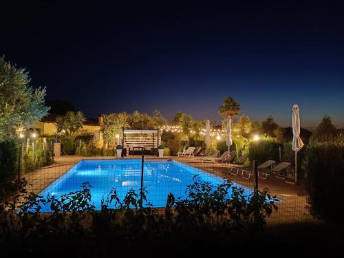 マルタにあるAgriturismo La Vita è Bellaの夜間の照明付きスイミングプール