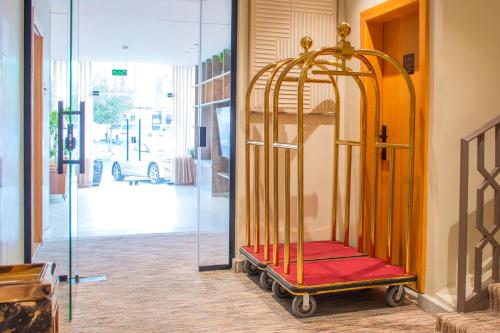 a bed in a room with a glass door at ﺳﹻﻠﹿﺲ ﻟﻠﺸﻘﻖ اﻟﻤﺨﺪومة - الروابي in Riyadh