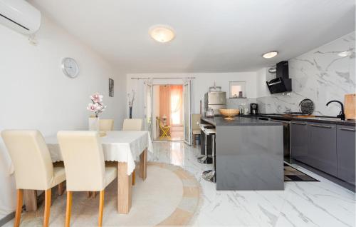 2 Bedroom Cozy Apartment In Zadar