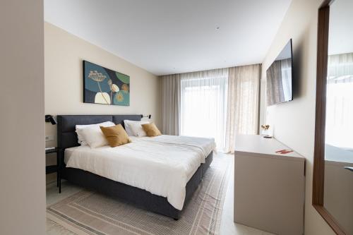 Un dormitorio con una cama grande y un televisor. en Villa Castanea, en Heki