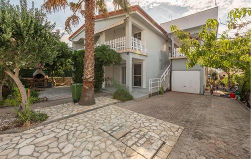 1 Bedroom Awesome Apartment In Vir