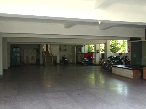 un garaje vacío con motos estacionadas en él en Mayank Residency, en Dehradun