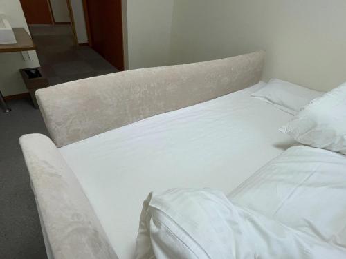 KamiitaにあるHotel Morimotoya Itano - Vacation STAY 05565vの部屋にある白いシーツと枕が置かれたベッド
