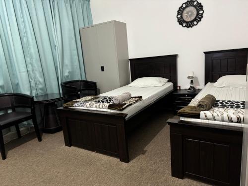 Postel nebo postele na pokoji v ubytování Twin Room - Shared Bathroom, No Parking