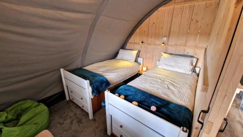 1 dormitorio con 2 camas en una tienda de campaña en Huggeley Hall - Astounding, Chic, Valley Experience with Hot Tub, en Stanford on Teme