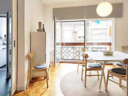 a kitchen and dining room with a table and chairs at E36 - ideal for families - large areas in Porto