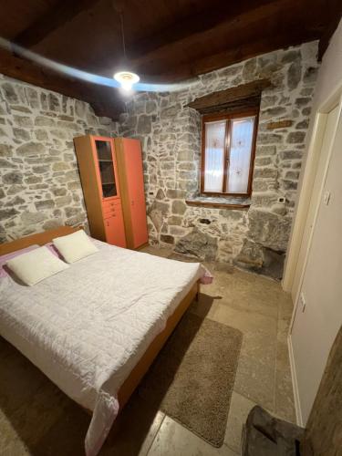 Ένα ή περισσότερα κρεβάτια σε δωμάτιο στο Apartman Poli Luce