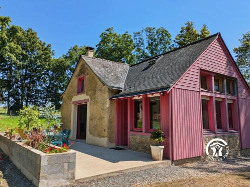 a red barn with red doors and windows at Les Petites Fontenelles in Montjean