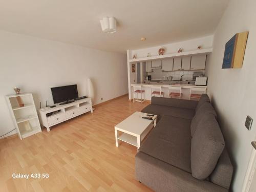salon z kanapą i kuchnią w obiekcie Bonito apartamento reformado en Las Coronas w Costa Teguise