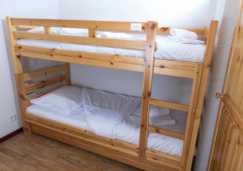 シャンルッスにあるRésidence La Bérangèreの部屋に二段ベッドがいくつかある
