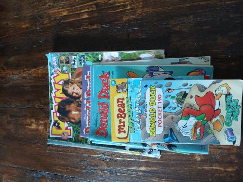 three childrens books stacked on top of each other at Ruim en rustig chalet in Nationaal park de Drentsche Aa max 5 prs in Anloo