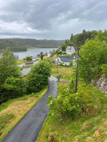 una strada tortuosa con vista su un fiume di Haus Harald a Tysnes